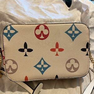 Beautiful white &pattern purse and clutch! BRAND NEW!! ❤️🩵🖤🧡